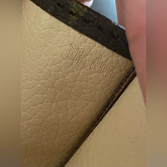 LV Toiletry 26 Monogram - Picture 11 of 15